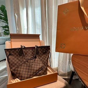 AUTHENTIC Louis Vuitton Neverfull MM bag.